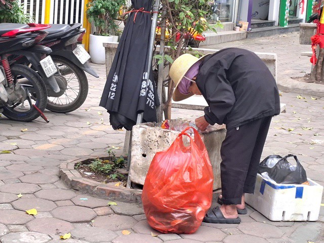 Một người phụ nữ cao tuổi vất vả mưu sinh. Ảnh: Quỳnh Mai.