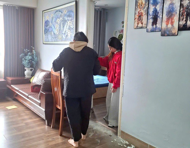 Chị Ánh (áo đỏ) đang đo đạc tại nhà khách hàng. Ảnh: Quỳnh Mai.