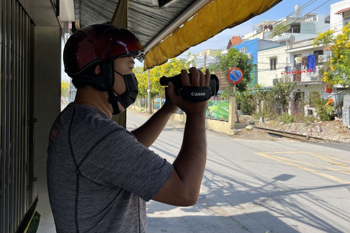 Lực lượng CSGT ghi hình người dân vi phạm trật tự an toàn giao thông đường sắt.