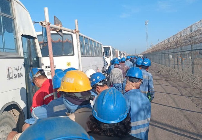 Xe đưa đón lao động rời nhà máy về nơi ở cuối ngày làm việc. Ảnh: Phạm Trọng