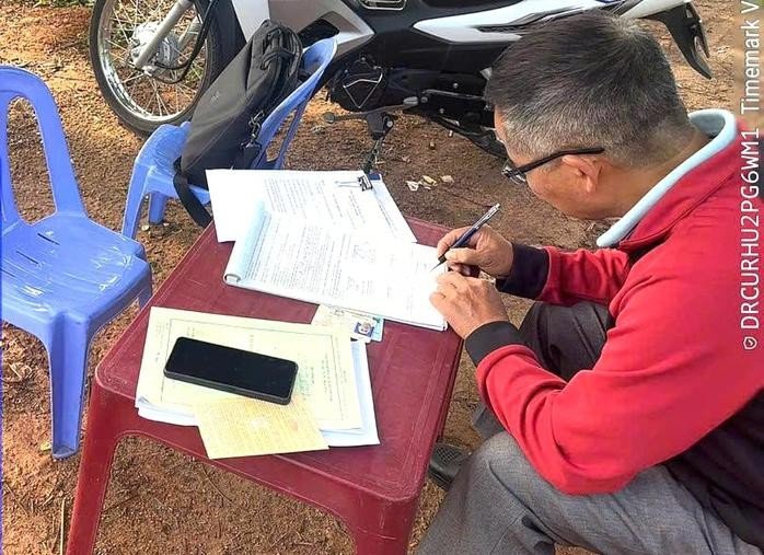 Tài xế Nguyễn Duy Đại ký vào biên bản vi phạm.