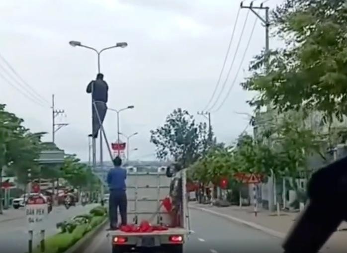 Tài xế xe biển xanh chở người "diễn xiếc" sau thùng xe.