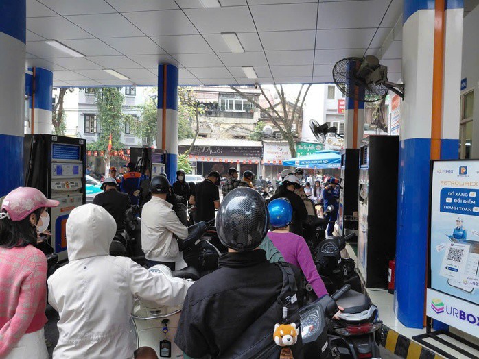 Người dân xếp hàng đổ xăng.