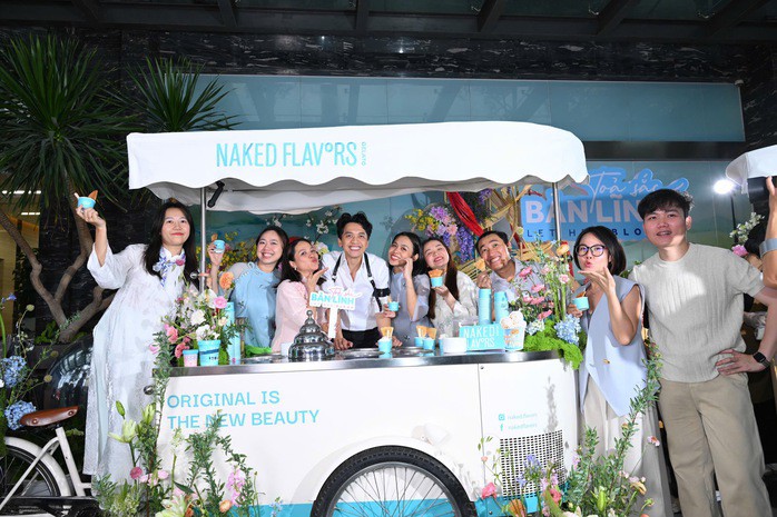 Chủ tịch ACB Trần Hùng Huy tặng kem cho cán bộ nữ ngân hàng