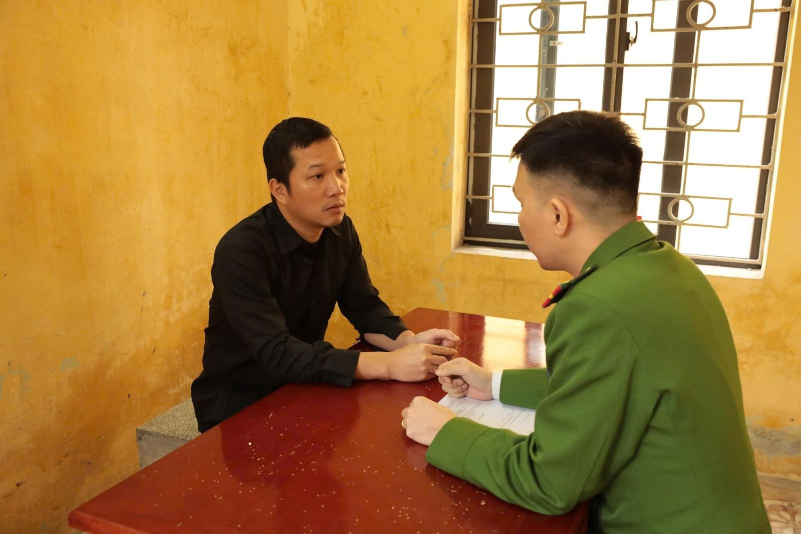 Hai đối tượng cầm đầu Phạm Nguyễn D. và Nguyễn Công Đ. tại cơ quan công an. Ảnh: CACC