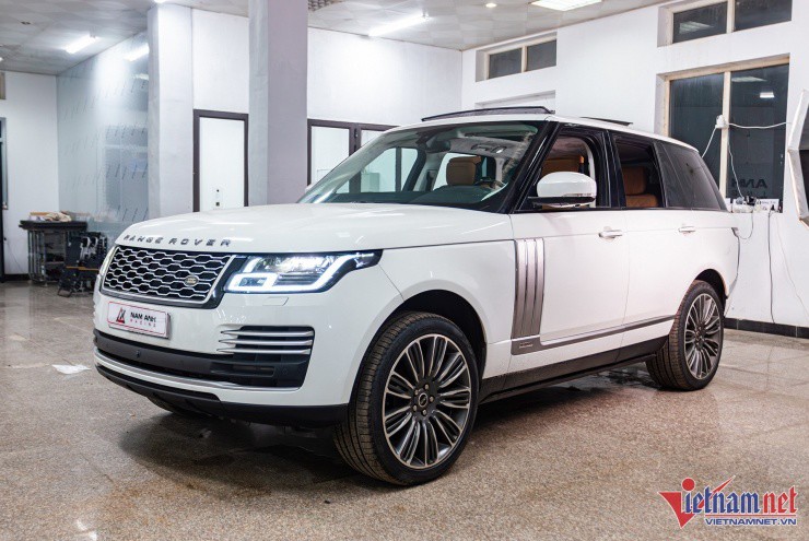 Mẫu Range Rover HSE 2015 (bên trái) và 2022 (bên phải)