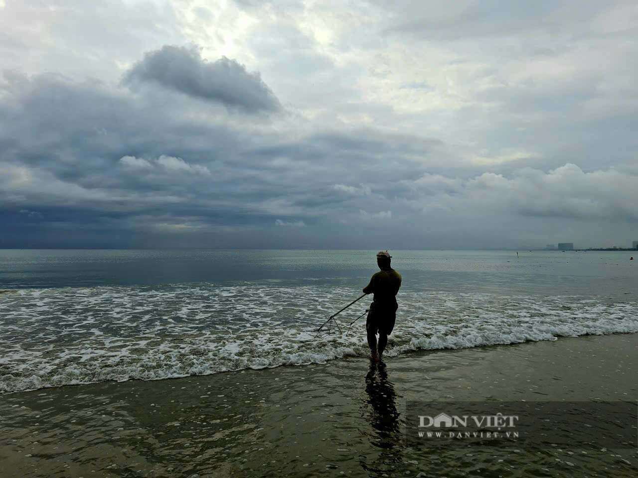 Ngư dân cào ốc lể thường bắt đầu công việc từ 5 giờ sáng cho đến 12 giờ trưa tuỳ vào con nước. Nghề cào ốc lễ đòi hỏi ngư dân phải kiên trì, bền bỉ. Theo nghề cào ốc lể phần lớn là ngư dân nghèo, không có thuyền bè. Đây là nghề thời vụ diễn ra từ Tháng Giêng cho đến cuối tháng 3 Âm lịch hàng năm.