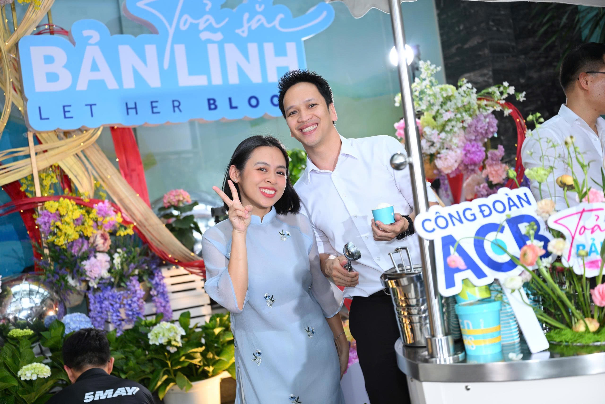 Nhiều lãnh đạo ACB tham gia hoạt động nội bộ, tặng kem, hoa cho nhân viên nữ dịp 8-3