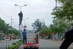 Xử phạt tài xế xe biển xanh chở người 'làm xiếc' trên Quốc lộ 14