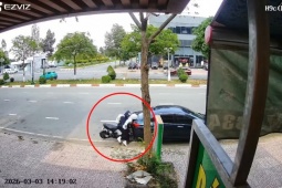 Clip: Mải cúi nhìn xuống xe, hai nữ sinh lao cắm mặt vào ô tô đỗ bên đường