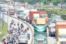 Giá dầu tăng cao, doanh nghiệp 50 xe gánh thêm 450 triệu mỗi tháng