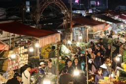 Giá hoa 8/3 tăng từng ngày, khách nhộn nhịp đi mua suốt đêm