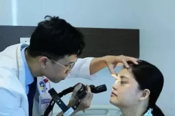 Người phụ nữ bị khối u đẩy lồi mắt vì chẩn đoán nhầm bệnh