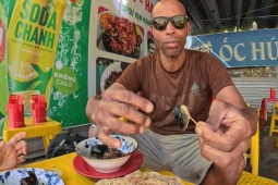 Khách Tây thưởng thức món lạ ở vỉa hè Đà Nẵng, nức nở khen giòn, ngon