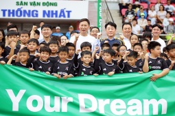 HLV Kim Sang Sik “gây sốt” ở TP.HCM, cầu thủ nhí vây kín xin chụp ảnh