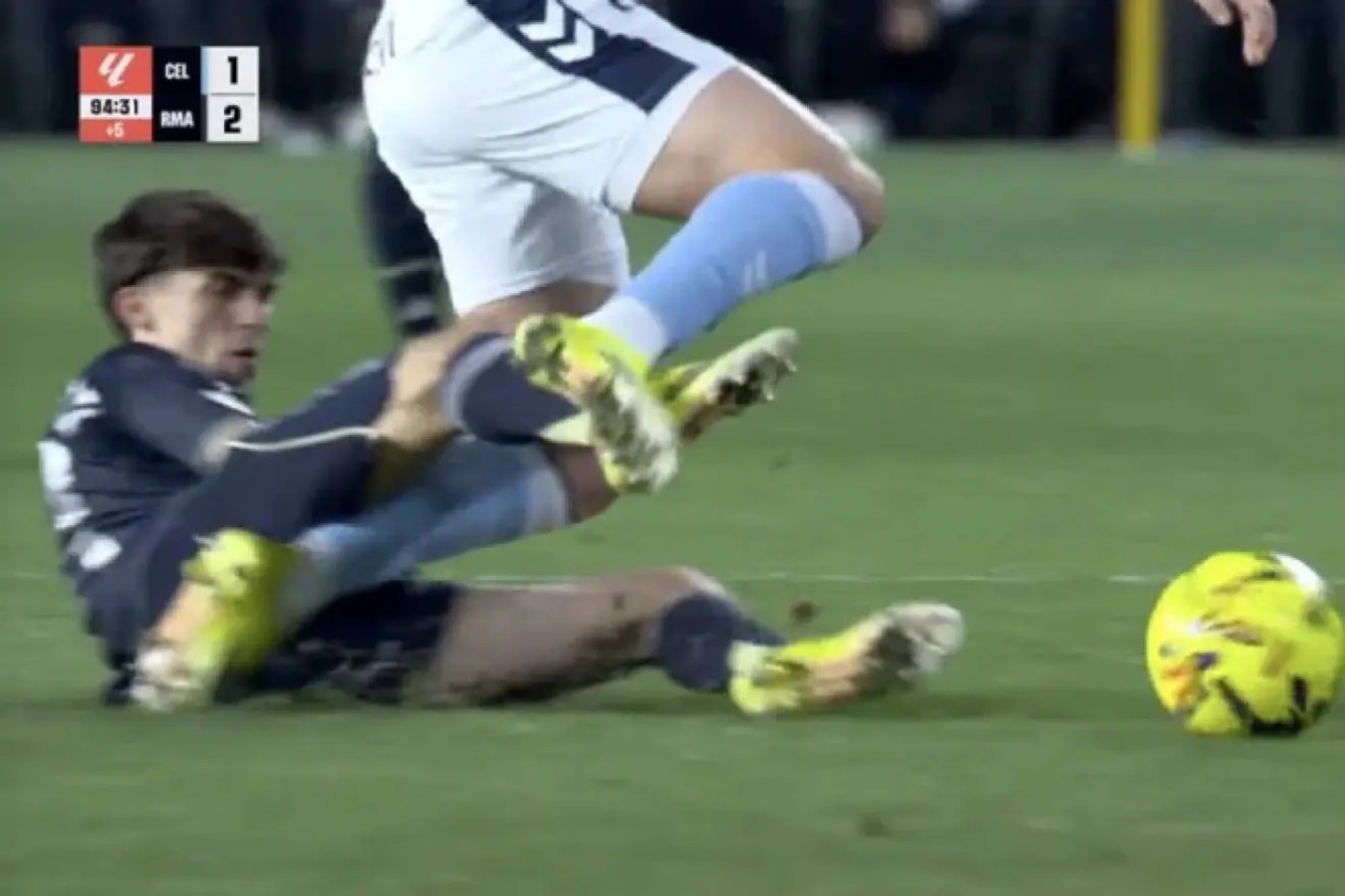 Tranh cãi Real Madrid thắng nhờ trọng tài: Phạm lỗi rõ ràng, HLV đối thủ  bức xúc