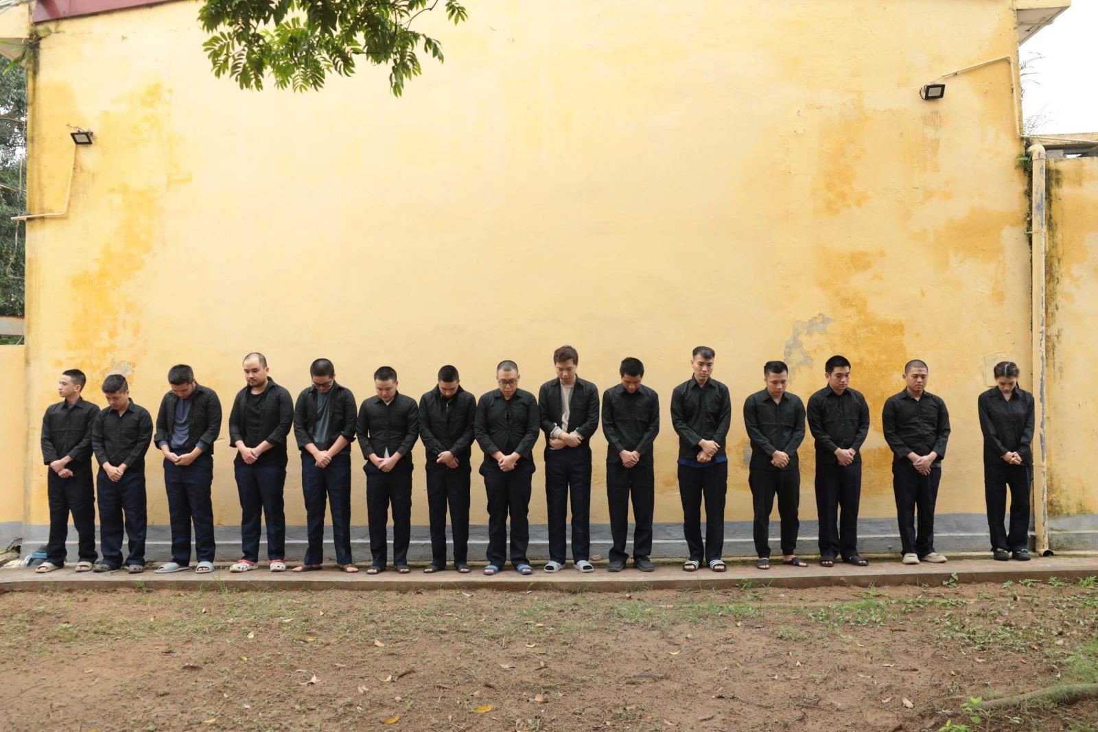 Các đối tượng trong vụ án tại cơ quan công an. Ảnh: CACC