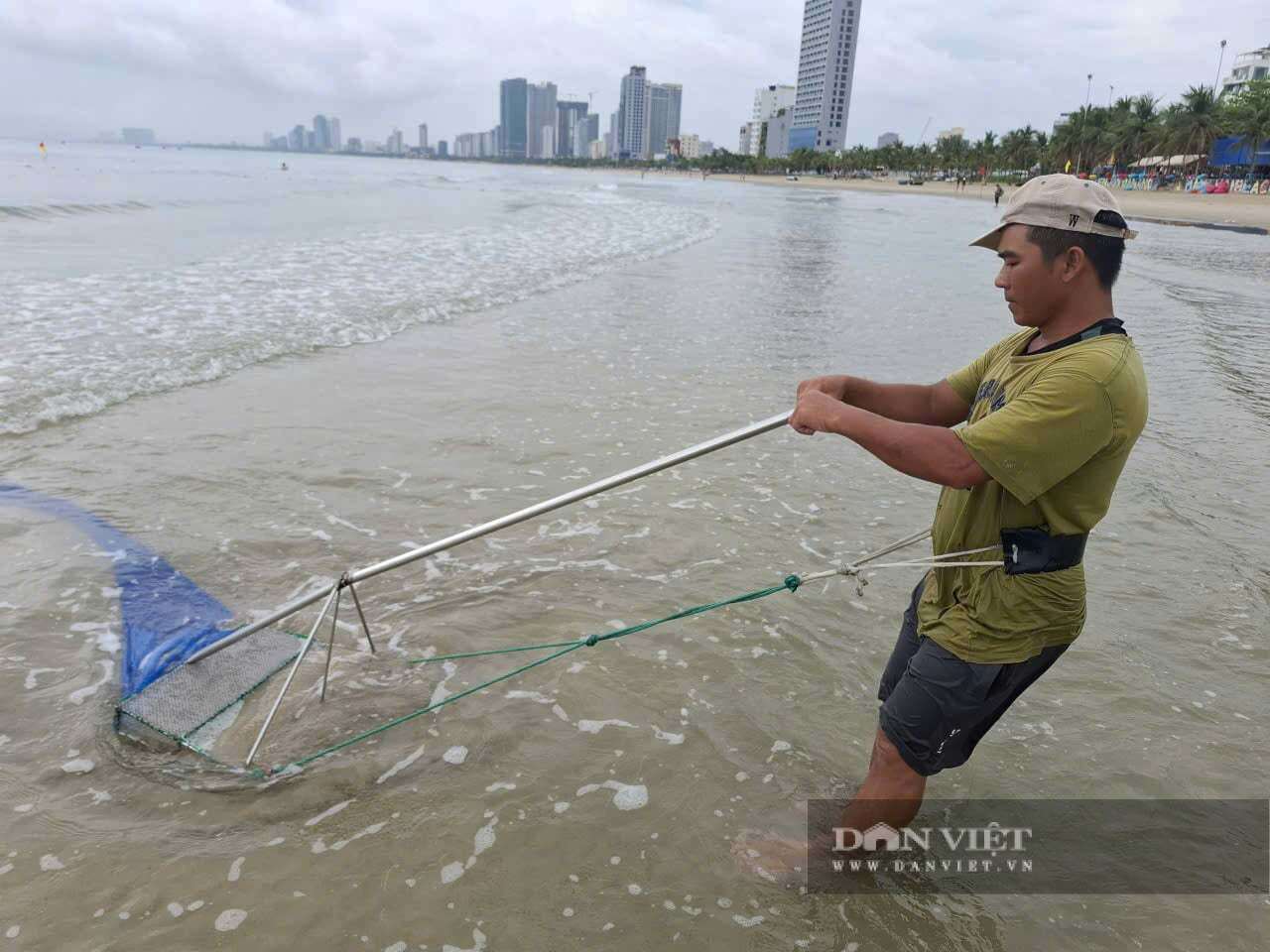 Ngư dân cào ốc lể thường bắt đầu công việc từ 5 giờ sáng cho đến 12 giờ trưa tuỳ vào con nước. Nghề cào ốc lễ đòi hỏi ngư dân phải kiên trì, bền bỉ. Theo nghề cào ốc lể phần lớn là ngư dân nghèo, không có thuyền bè. Đây là nghề thời vụ diễn ra từ Tháng Giêng cho đến cuối tháng 3 Âm lịch hàng năm.