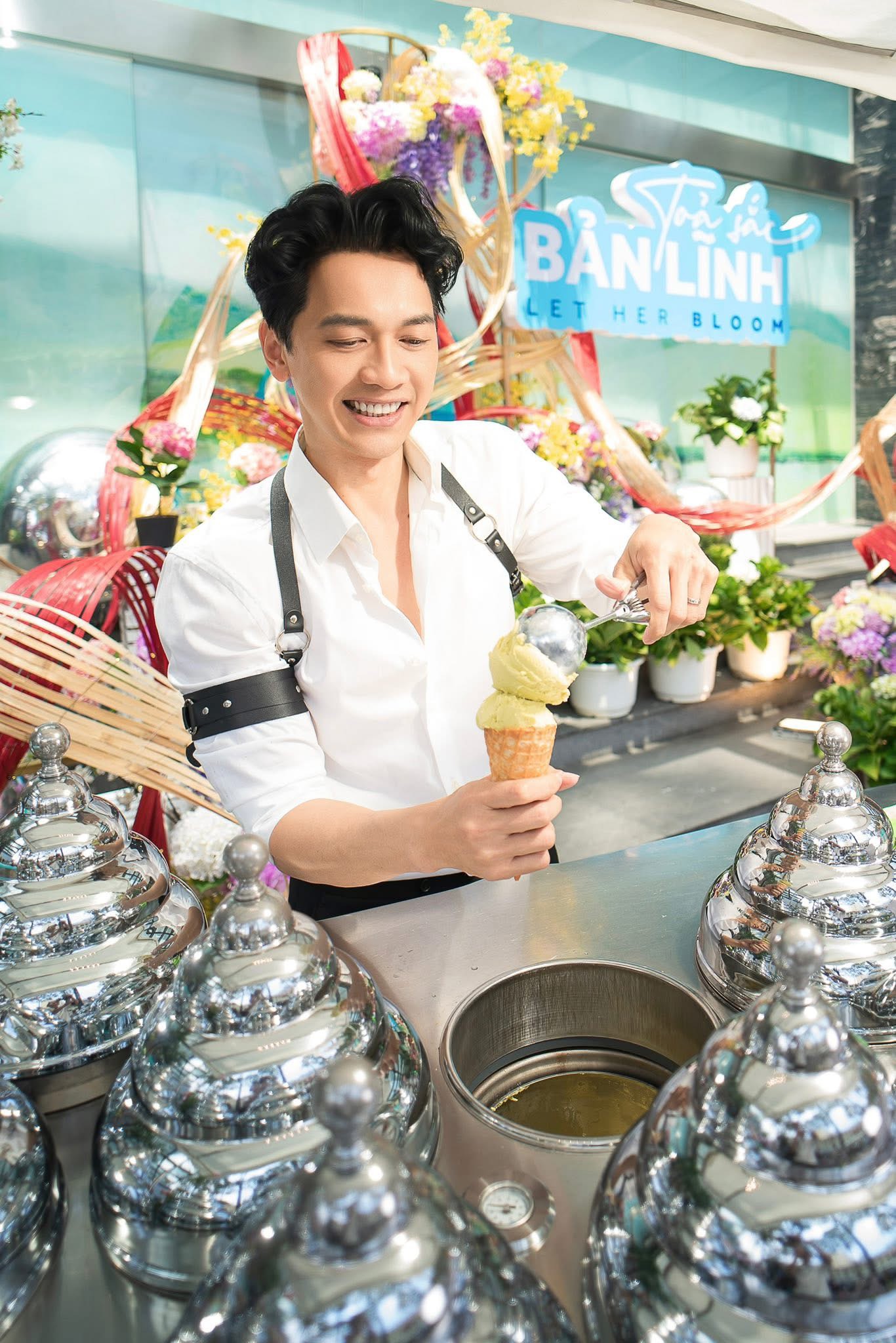 Nhiều lãnh đạo ACB tham gia hoạt động nội bộ, tặng kem, hoa cho nhân viên nữ dịp 8-3