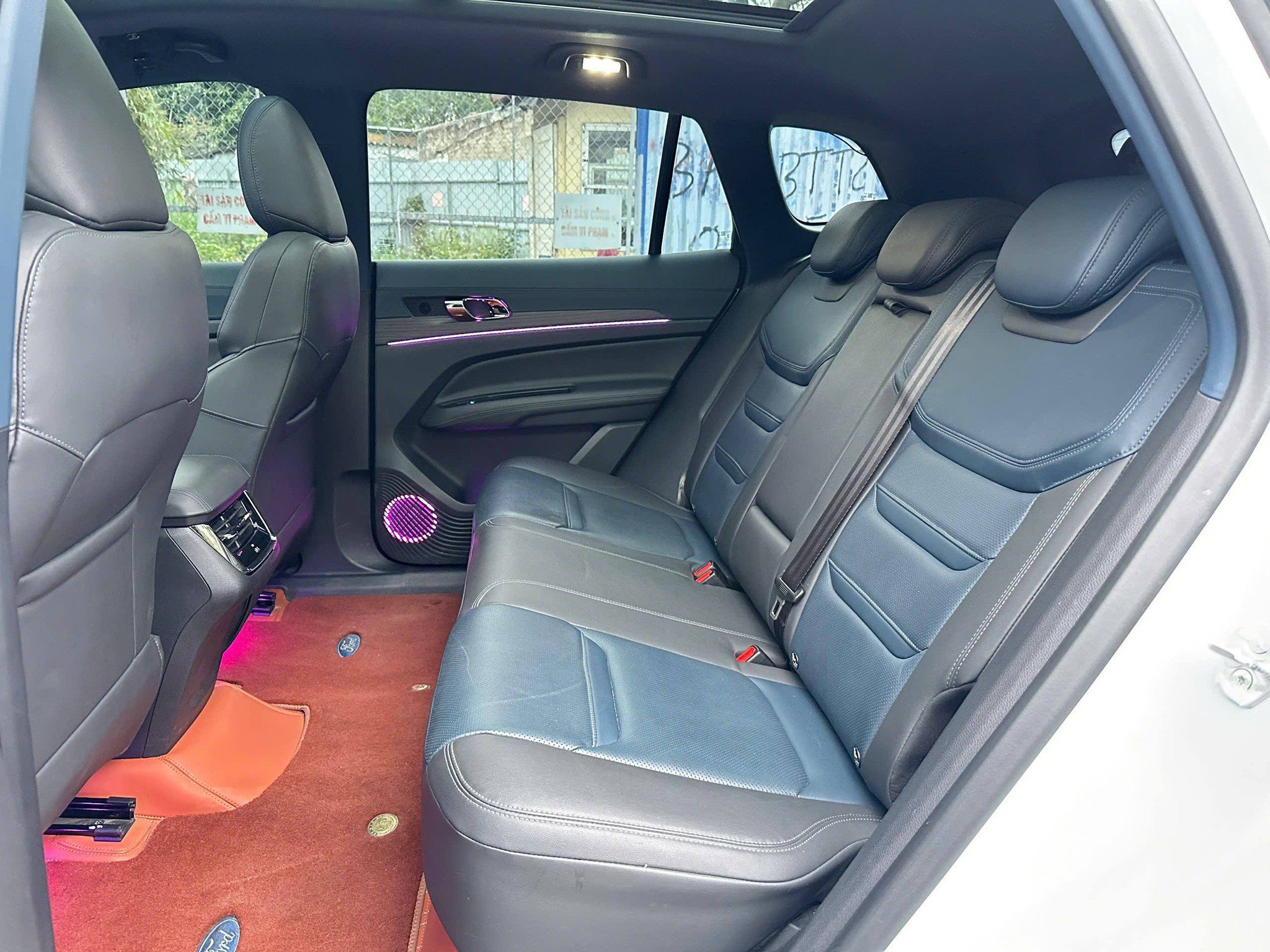 Hàng ghế sau thoải mái cho hai người lớn và một trẻ em.