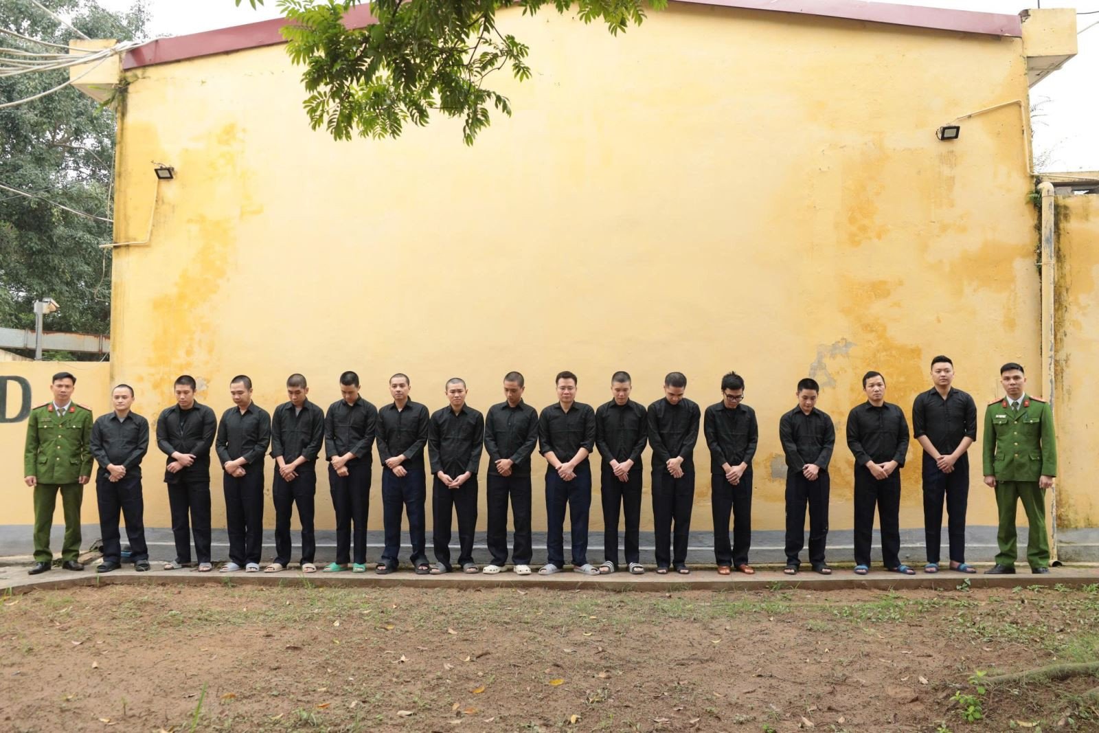 Các đối tượng trong vụ án tại cơ quan công an. Ảnh: CACC