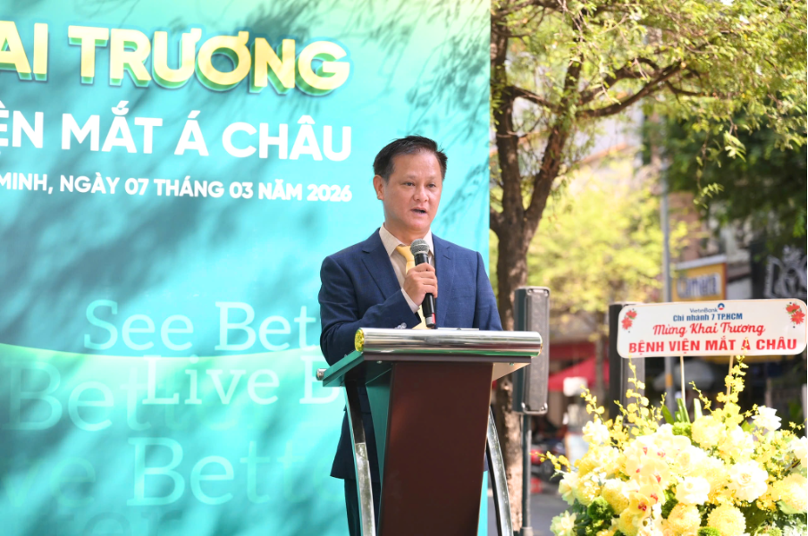 ThS.BS Nguyễn Trần Quốc Hoàng - Sáng lập kiêm Giám đốc Bệnh viện Mắt Á Châu phát biểu tại lễ khai trương bệnh viện sáng 07/03. Ảnh: AEH