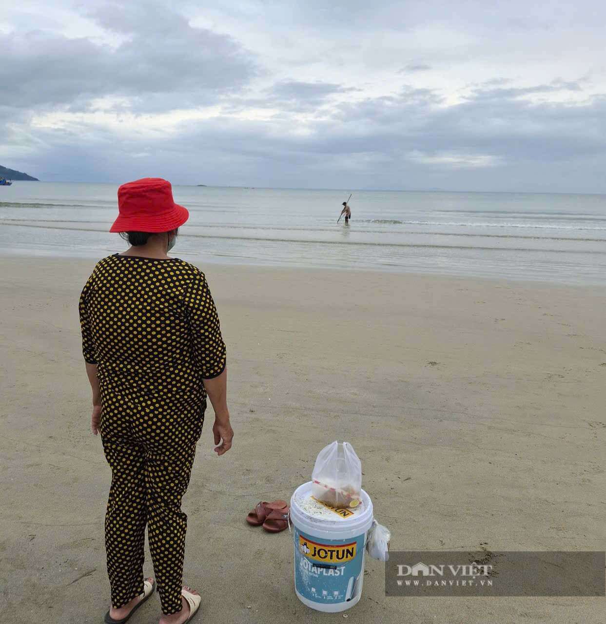 Thường đàn ông ngâm mình dưới biển hàng giờ để cào ốc, còn vợ đứng trên bờ mang theo sẵn đồ ăn để tiếp sức cho chồng và cầm theo xô hoặc bao để đựng ốc. Nghề cào ốc lể là nghề thời vụ nhưng đem lại thu nhập khá cao cho ngư dân Sơn Trà, Đà Nẵng.