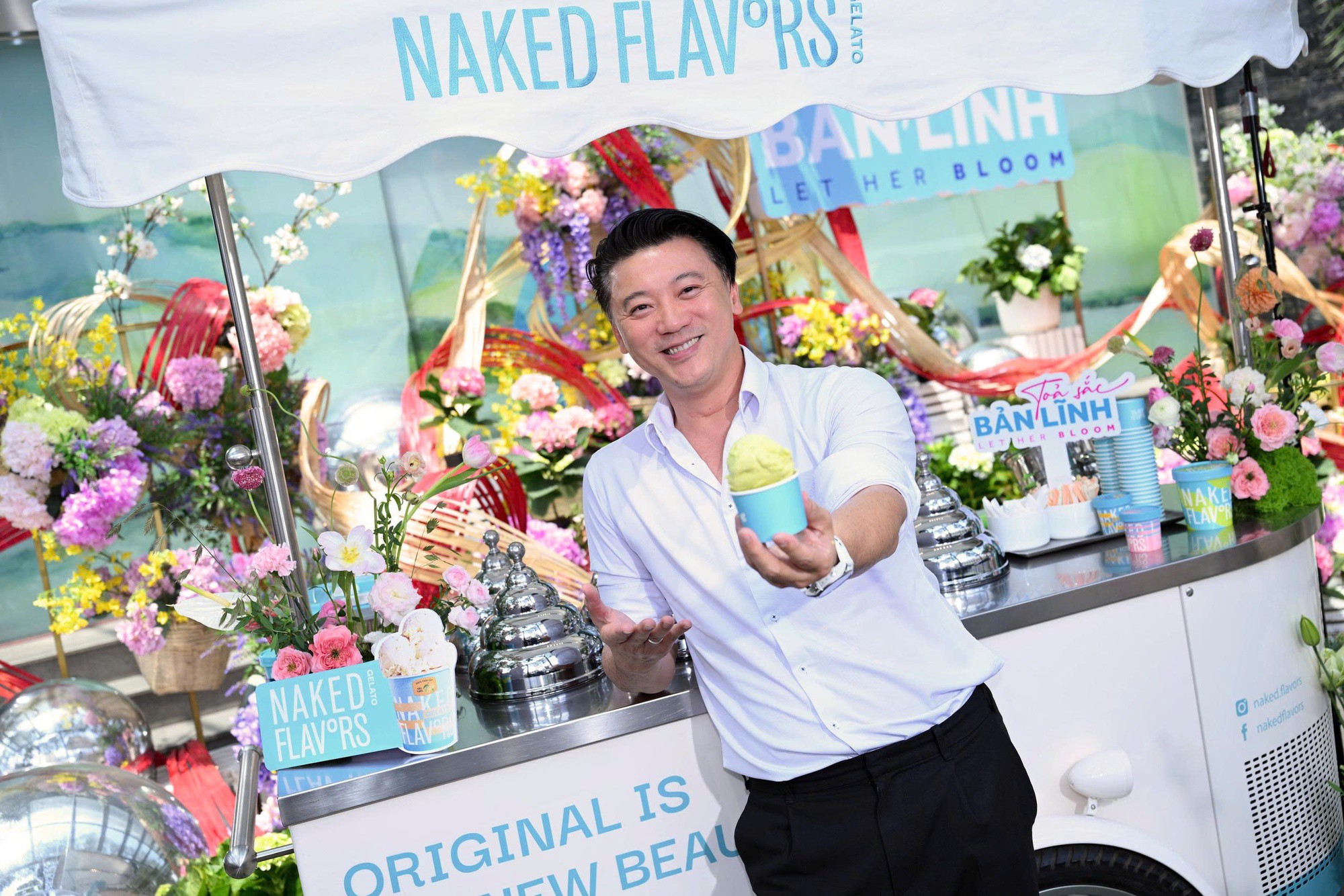 Nhiều lãnh đạo ACB tham gia hoạt động nội bộ, tặng kem, hoa cho nhân viên nữ dịp 8-3