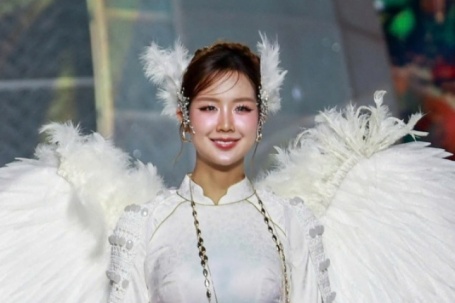 Dàn hoa hậu diễn áo dài trên phố đi bộ Nguyễn Huệ