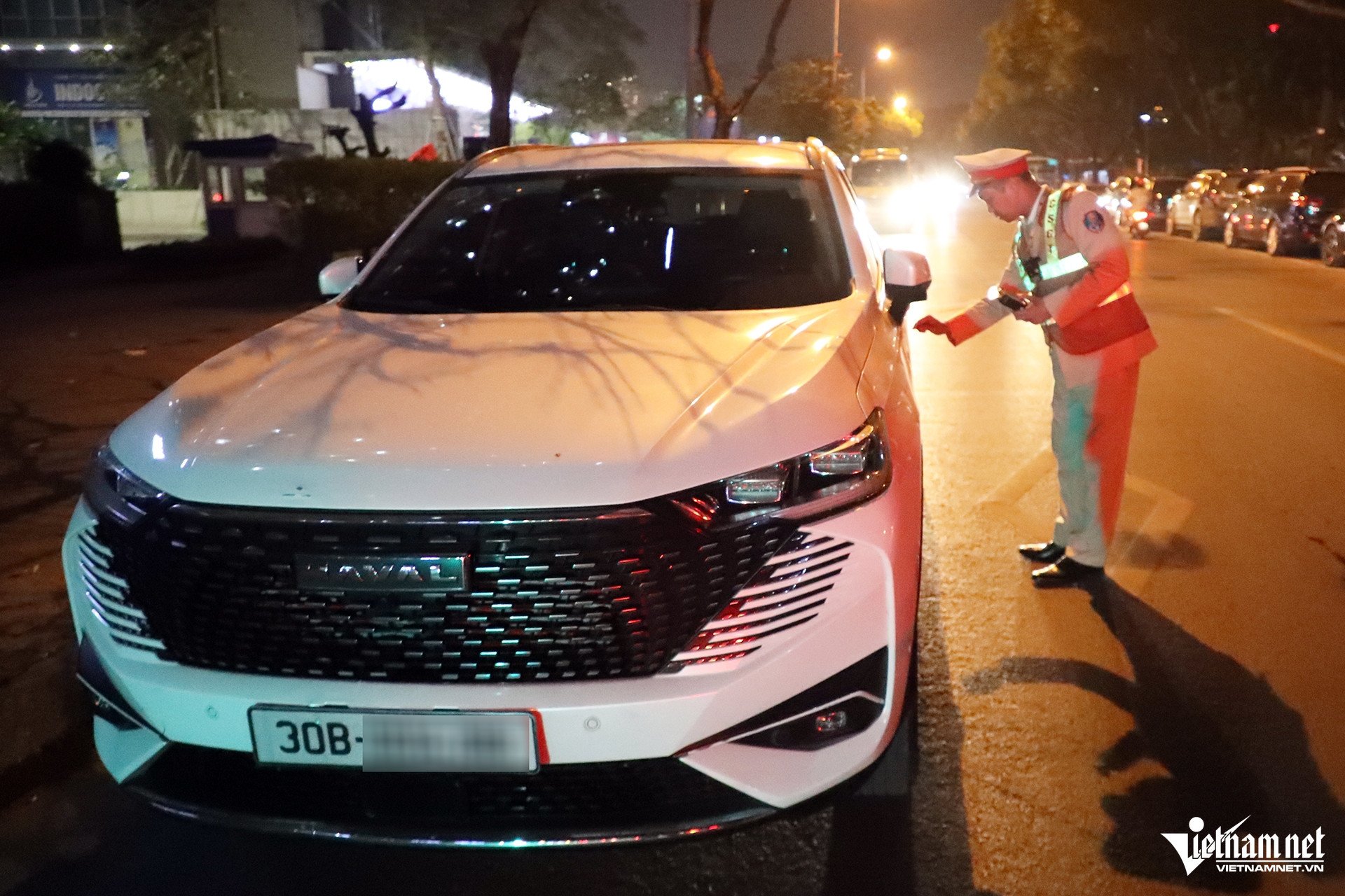 Tài xế vi phạm nồng độ cồn, 3 ô tô bị CSGT Hà Nội niêm phong trong đêm - 3