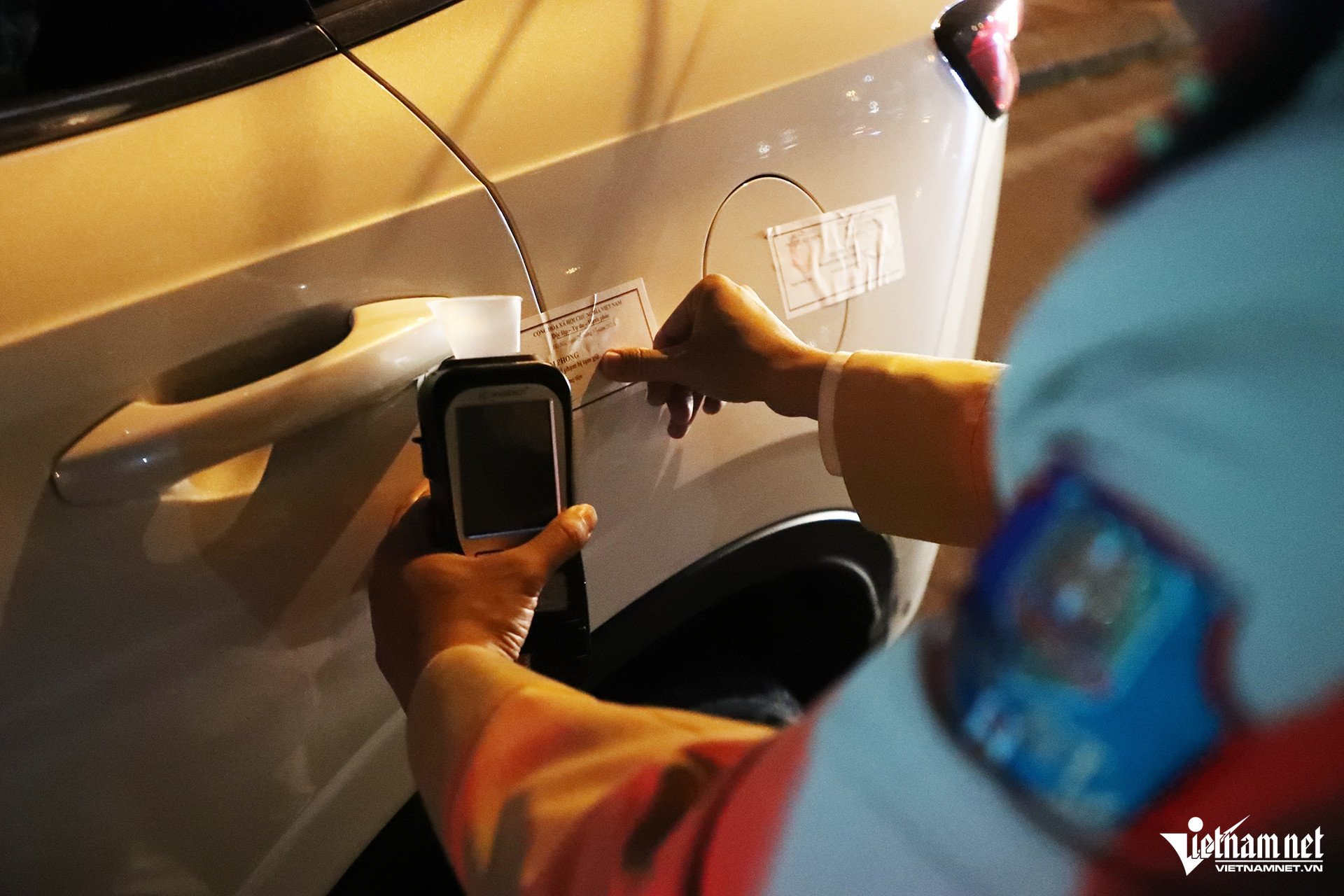 Tài xế vi phạm nồng độ cồn, 3 ô tô bị CSGT Hà Nội niêm phong trong đêm - 4