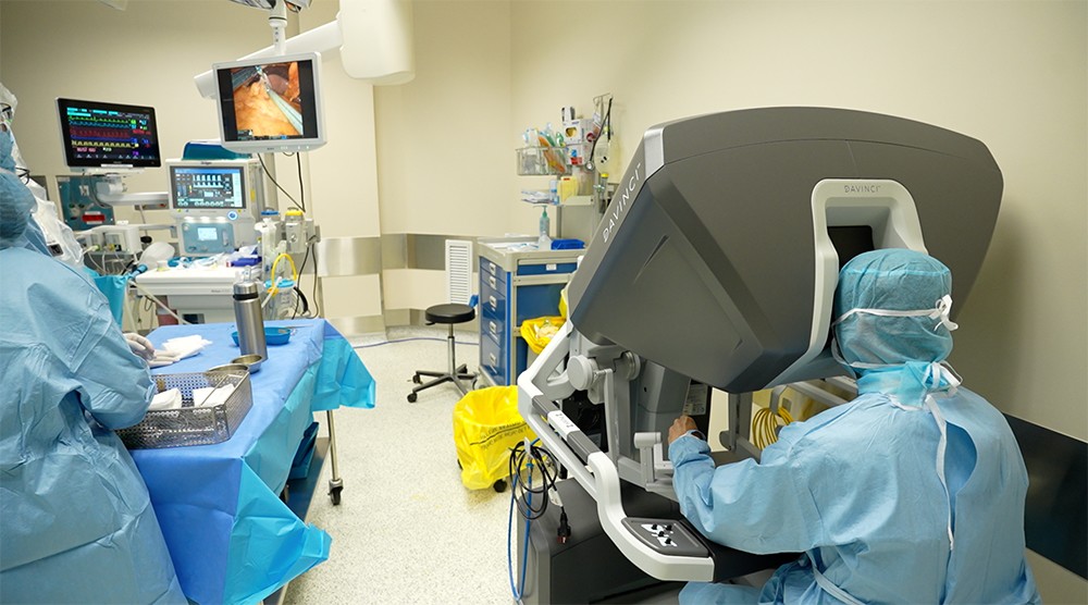 ThS.BS CKII Phan Văn Thái,Trưởng khoa Ngoại Tổng quát, Bệnh viện FV, trực tiếp điều khiển hệ thống robot da Vinci Xi trong ca mổ. (Ảnh:FV)