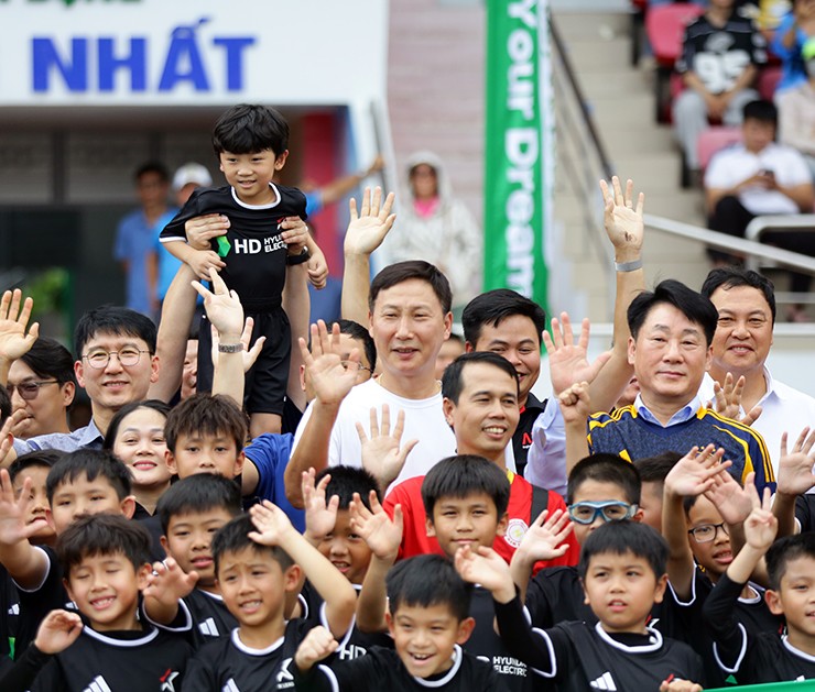 HLV Kim Sang Sik “gây sốt” ở TP.HCM, cầu thủ nhí vây kín xin chụp ảnh - 5