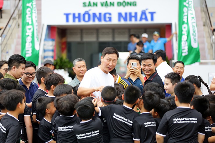 HLV Kim Sang Sik “gây sốt” ở TP.HCM, cầu thủ nhí vây kín xin chụp ảnh - 6