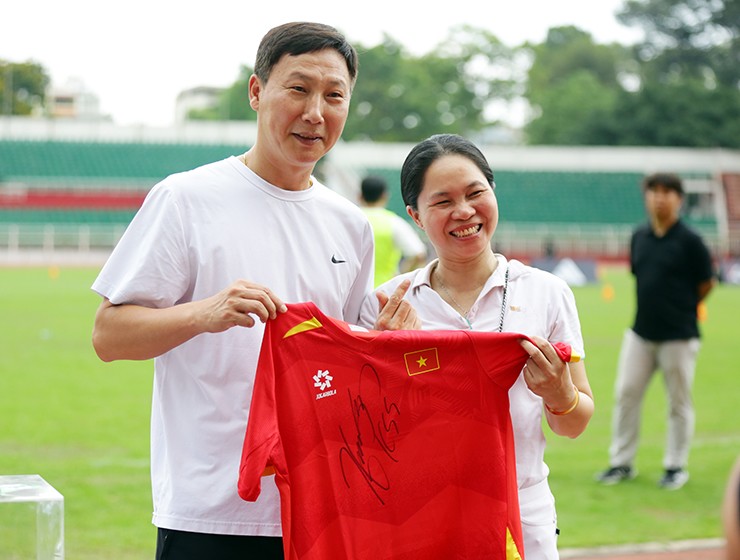 HLV Kim Sang Sik “gây sốt” ở TP.HCM, cầu thủ nhí vây kín xin chụp ảnh - 9