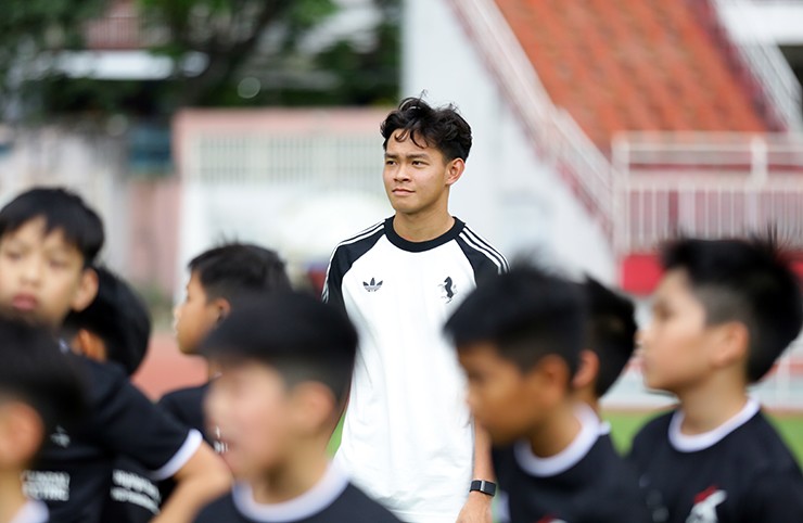 HLV Kim Sang Sik “gây sốt” ở TP.HCM, cầu thủ nhí vây kín xin chụp ảnh - 10