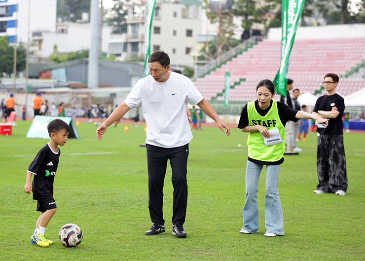 HLV Kim Sang Sik “gây sốt” ở TP.HCM, cầu thủ nhí vây kín xin chụp ảnh - 12