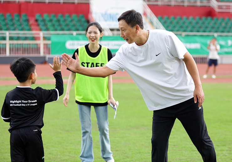 HLV Kim Sang Sik “gây sốt” ở TP.HCM, cầu thủ nhí vây kín xin chụp ảnh - 14