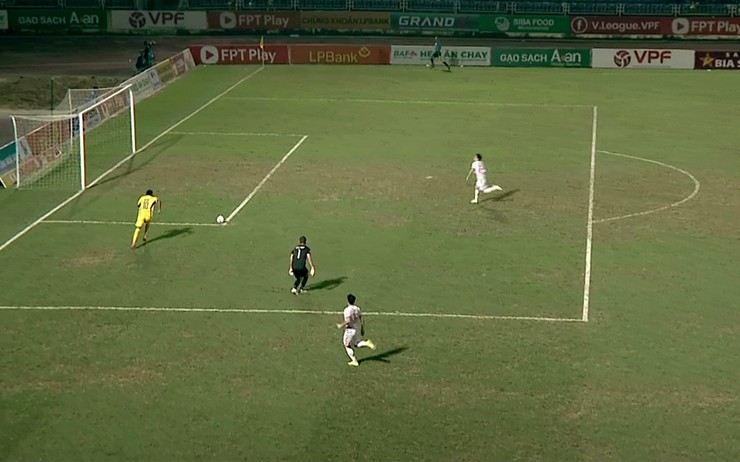 Dale Moore ghi bàn thắng cho Sông Lam Nghệ An