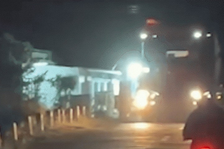 Media - Khoảnh khắc ôtô bị tàu hỏa tông vỡ đôi ở Quảng Ngãi