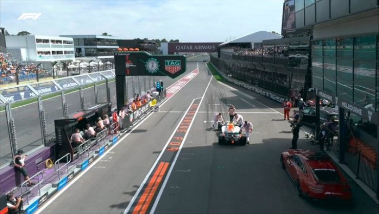 Lindblad dừng xe ở cuối pit-lane khi VSC xuất hiện