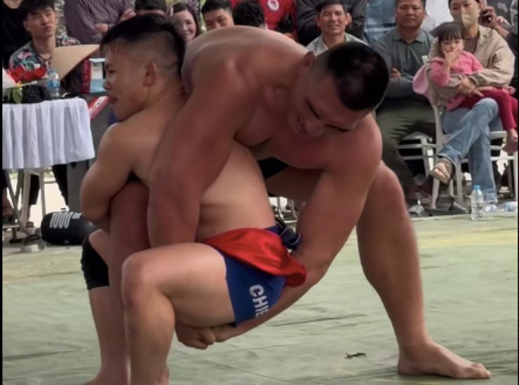 Khán giả vô cùng bất ngờ khi Hiếu "Khổng lồ" (bên phải) loay hoay mãi mà không hạ được Hồng Sơn (bên trái), nhưng đây chỉ là màn so tài biểu diễn&nbsp;