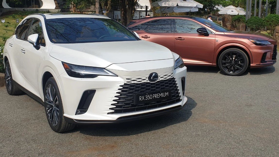 Mẫu SUV hiệu suất cao RX 500h F Sport Performance tiếp tục được niêm yết ở mức 4,94 tỷ đồng.