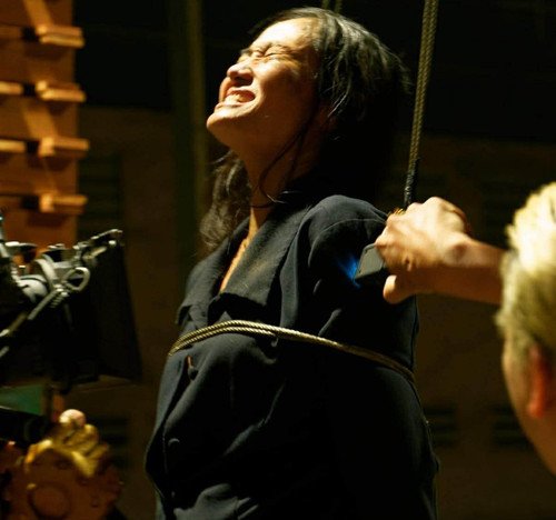 Cảnh hành động của NSƯT Hạnh Thúy trong phim Tài.