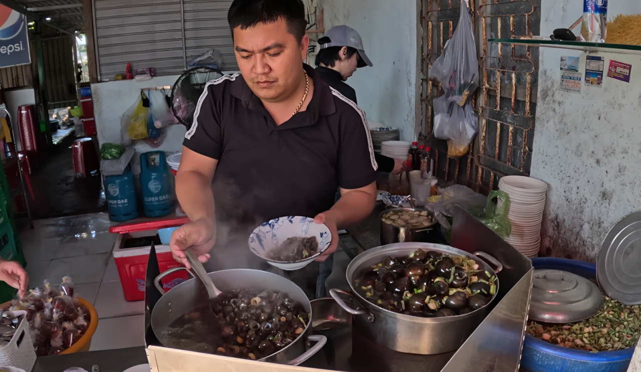 Vị khách Tây liên tục trầm trồ trước cách chế biến, cách ăn và hương vị của món ốc hút