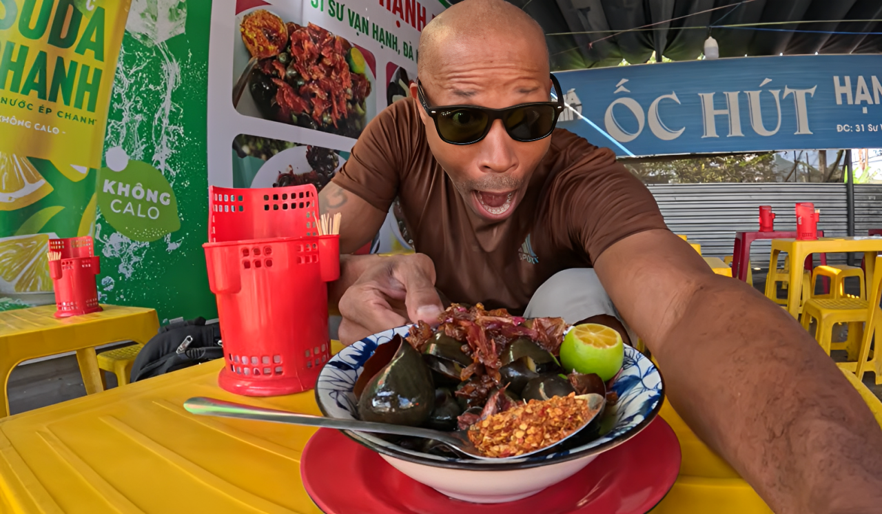 Vị khách Tây liên tục trầm trồ trước cách chế biến, cách ăn và hương vị của món ốc hút