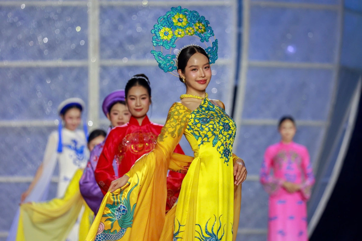 Dàn hoa hậu diễn áo dài trên phố đi bộ Nguyễn Huệ - 1