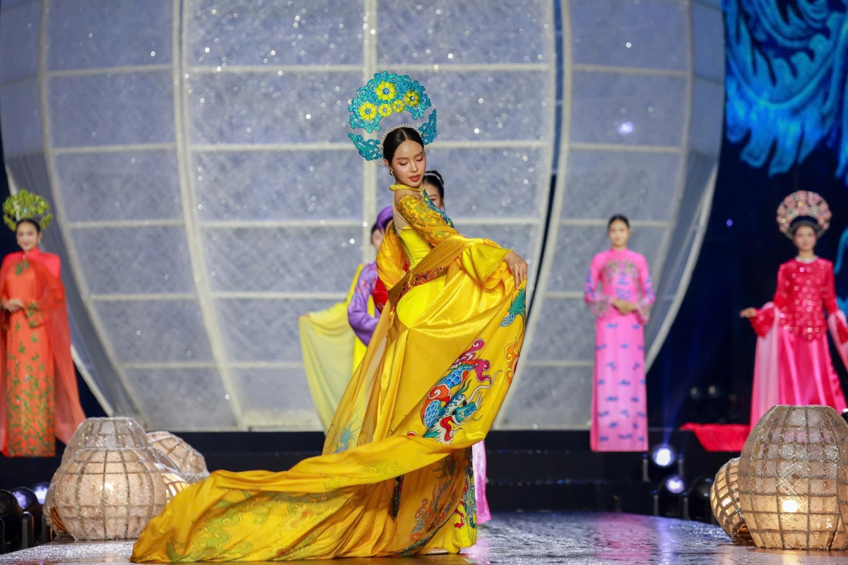 Dàn hoa hậu diễn áo dài trên phố đi bộ Nguyễn Huệ - 2