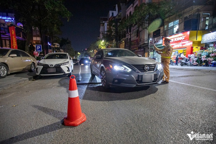 CSGT Hà Nội hóa trang theo dấu ô tô rời quán bia, có tài xế vi phạm 'kịch khung' - 1