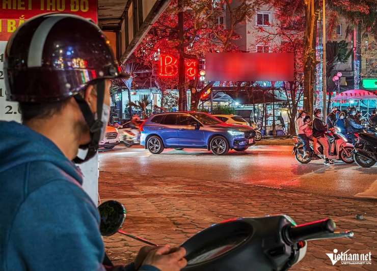 CSGT Hà Nội hóa trang theo dấu ô tô rời quán bia, có tài xế vi phạm 'kịch khung' - 2